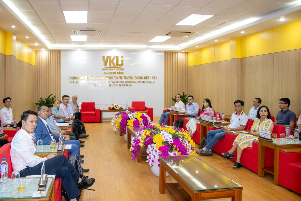 Thảo luận chuyên sâu lĩnh vực vi mạch và bán dẫn giữa Tecotec Group, Tumiki, K&H và Trường Đại học Đà Nẵng 1 Toàn cảnh buổi làm việc