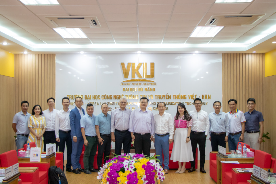 Thảo luận chuyên sâu lĩnh vực vi mạch và bán dẫn giữa Tecotec Group, Tumiki, K&H và Trường Đại học Đà Nẵng 7 Hình chụp lưu niệm của các bên