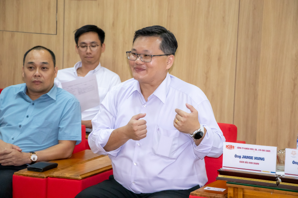 Thảo luận chuyên sâu lĩnh vực vi mạch và bán dẫn giữa Tecotec Group, Tumiki, K&H và Trường Đại học Đà Nẵng 4 ông Jamie Hung, Giám đốc Phát triển thị trường Công ty KandH MFG.,Ltd