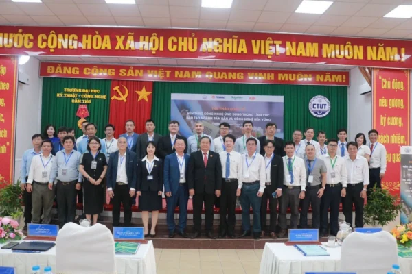 Trang chủ 41 Chụp ảnh lưu niệm với Trường Đại học Kỹ thuật – Công nghệ Cần Thơ